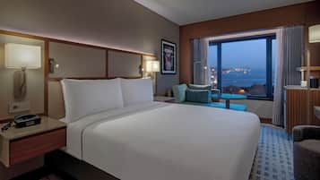 Zimmer, 1 King-Bett (Guest, Bosphorus View) | Minibar, Zimmersafe, Schreibtisch, Bügeleisen/Bügelbrett