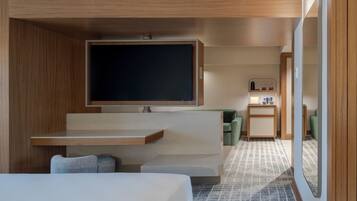 Junior-Suite, 1 King-Bett (Bosphorus View) | Wohnbereich | LCD-Fernseher, Videospielkonsole