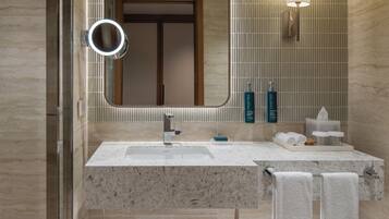 Zimmer, 1 King-Bett (Guest, Bosphorus View) | Badezimmer | Kostenlose Toilettenartikel, Haartrockner, Bademäntel, Hausschuhe