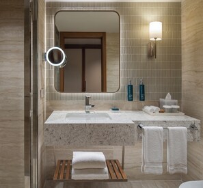 Room, 1 King Bed (Guest, Bosphorus View) | Bathroom | Free toiletries, hair dryer, bathrobes, slippers - DoubleTree by Hilton Istanbul Macka (Istanbul)