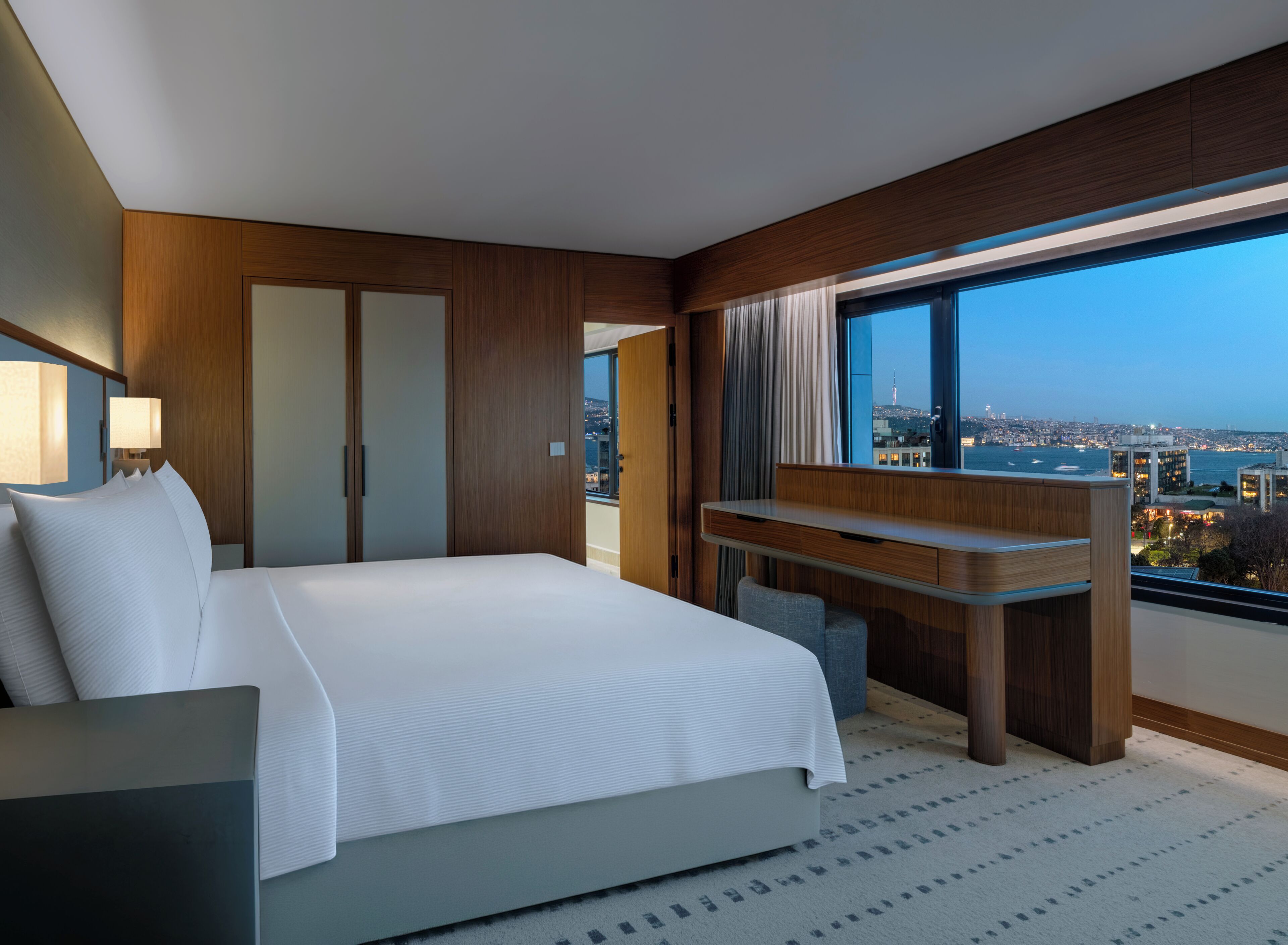 Phòng Suite, 1 giường cỡ king, góc (Bosphorus View) | Bộ đồ giường cao cấp, chăn bông, nệm Tempur-Pedic, minibar 