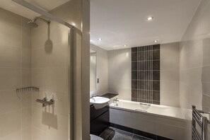 Superior Room, 1 King Bed, Non Smoking | Bathroom - Best Western Pinewood Manchester Airport-Wilmslow Hotel (Wilmslow)