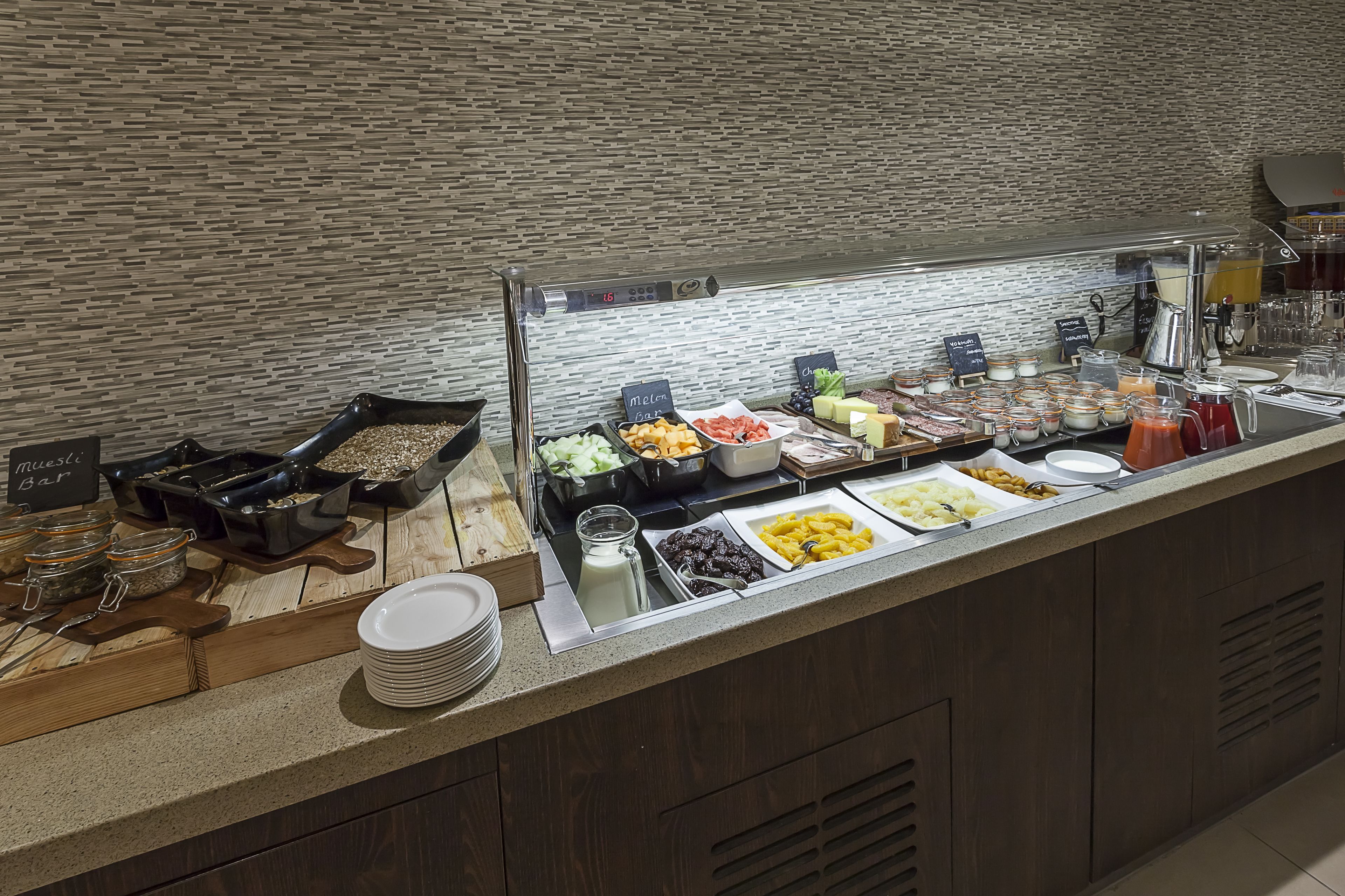 daily full breakfast (gbp 14.95 per person)