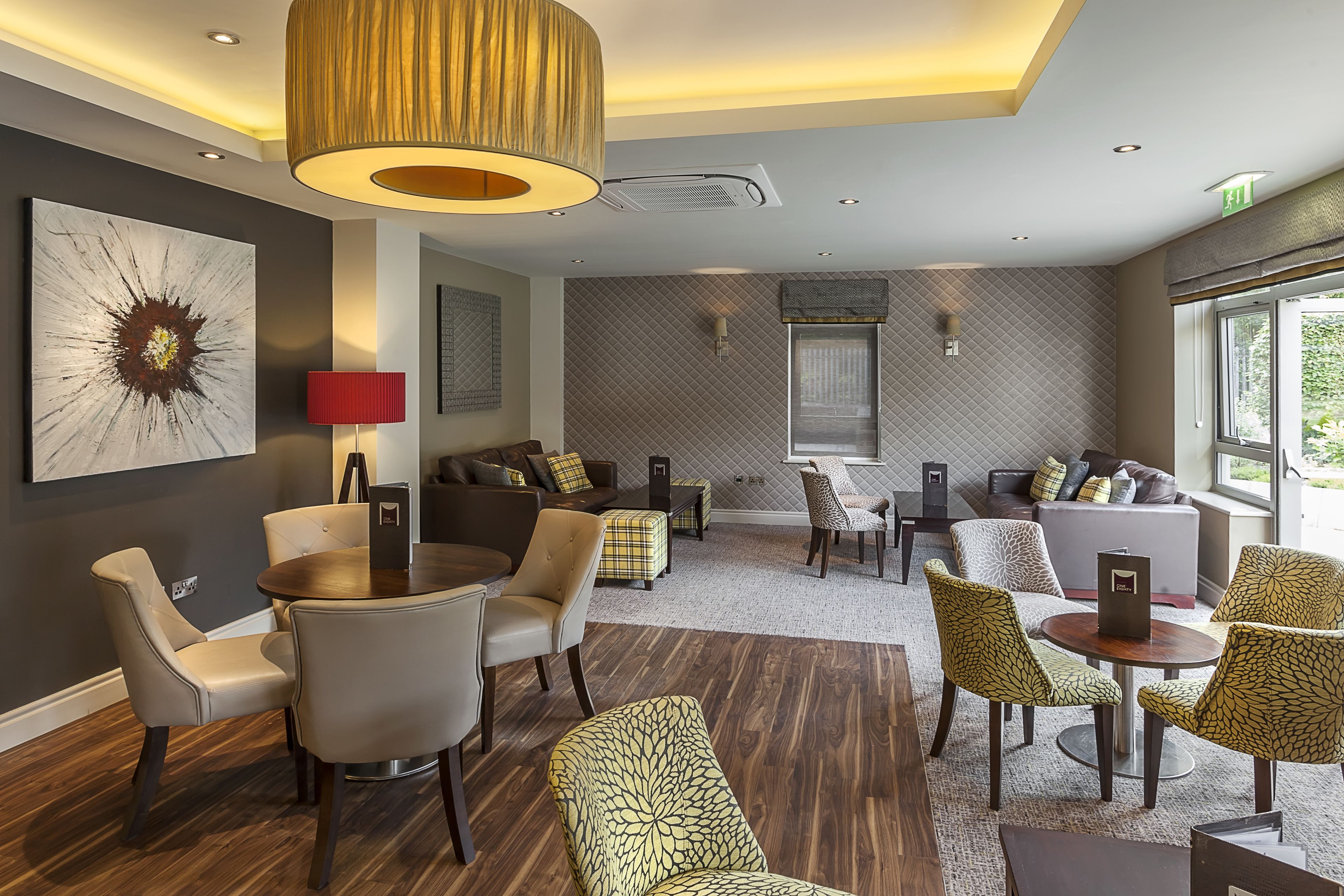 3 bars/lounges, lobby lounge