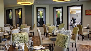 Petit déjeuner, déjeuner et dîner servis sur place