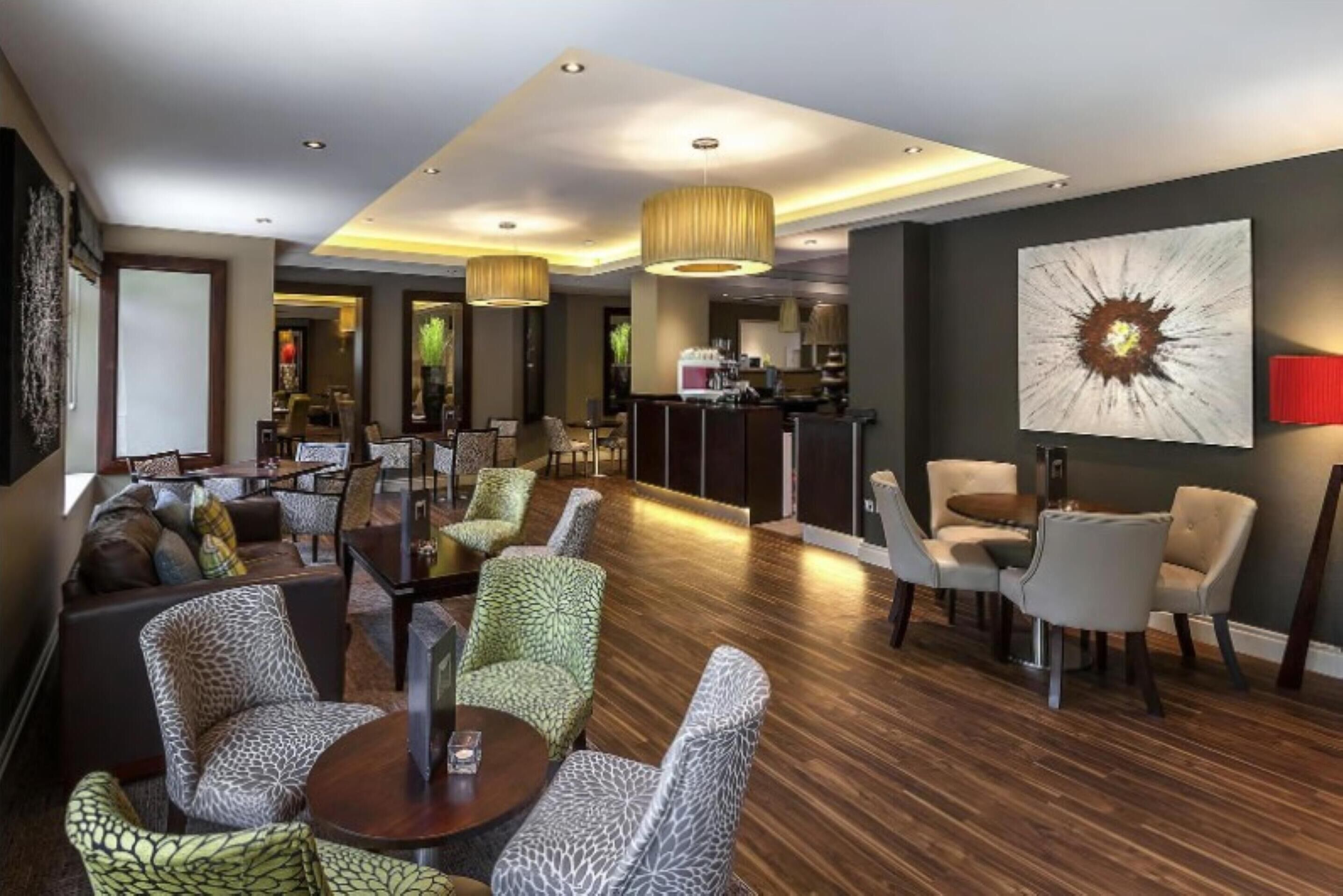 3 bars/lounges, lobby lounge