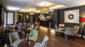 3 bars/lounges, lobby lounge