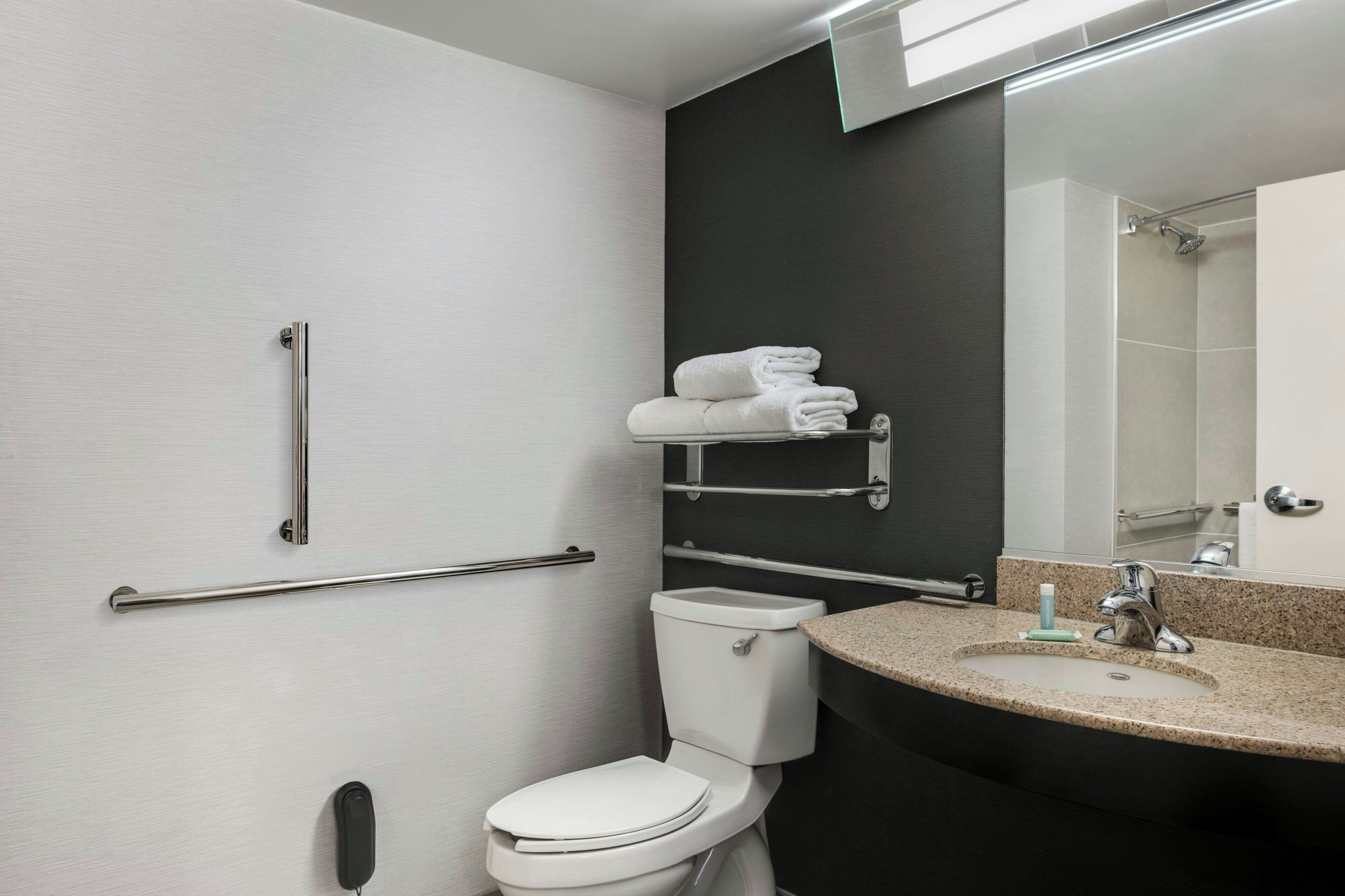 Combined shower/tub, free toiletries, hair dryer, towels