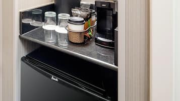 Ropa de cama de alta calidad y caja de seguridad en la habitación
