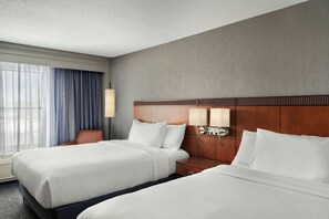 Premium bedding, in-room safe, desk, blackout curtains - Courtyard by Marriott Hamilton (Hamilton)