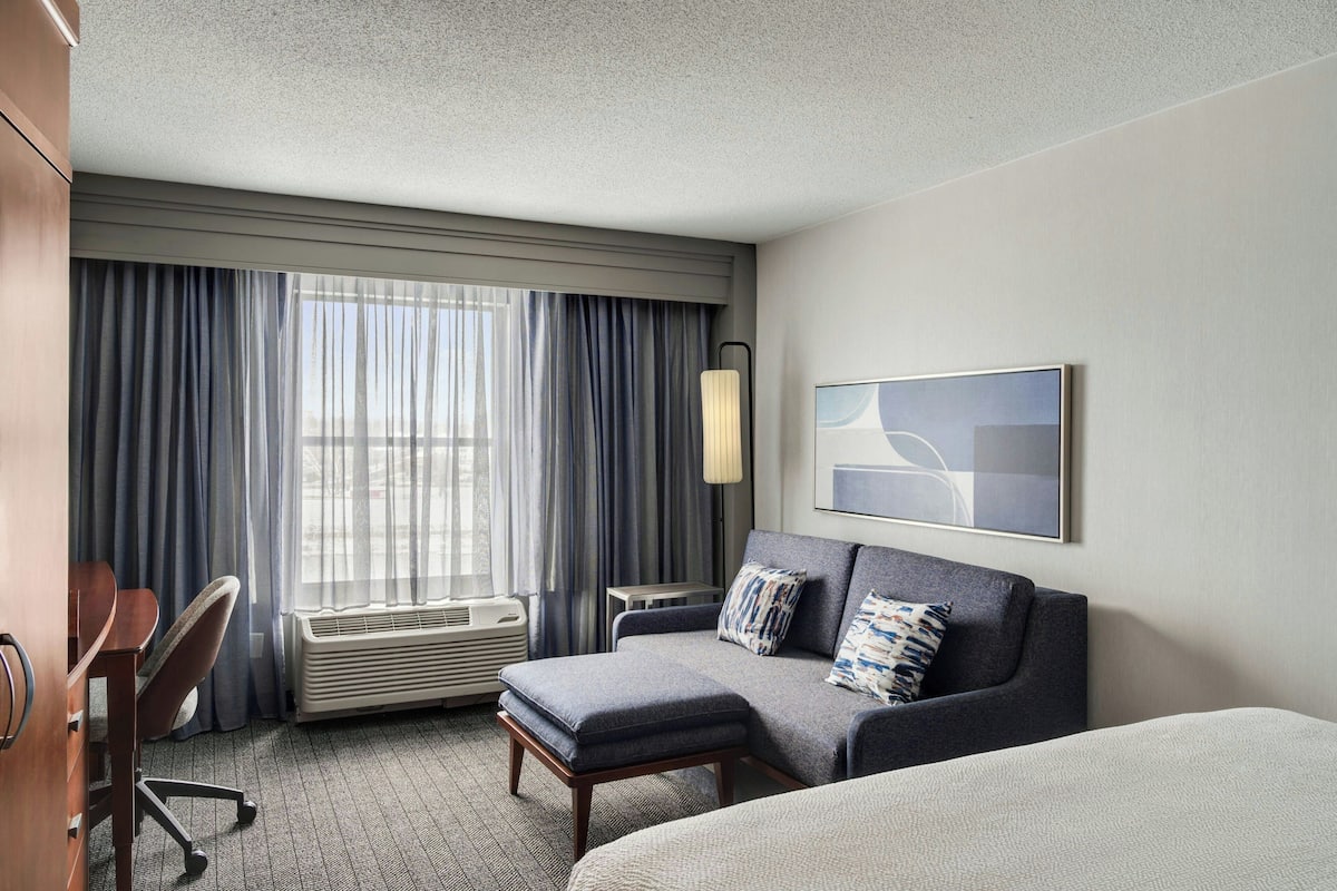 Premium bedding, in-room safe, desk, blackout drapes