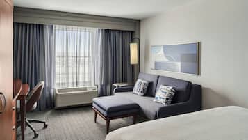 أغطية فراش متميزة وخزنة داخل الغرفة ومكتب وستائر تعتيم