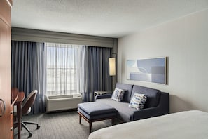 Ylelliset vuodevaatteet, tallelokero huoneessa, työpöytä, pimennysverhot