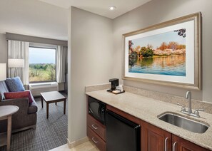 Minibar - Hampton Inn & Suites Alexandria Old Town Area South (Alexandria)