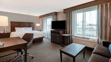 Suite estudio, 1 cama King size y sofá cama | Ropa de cama de alta calidad, edredón y escritorio