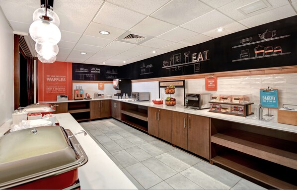 Free daily buffet breakfast - Hampton Inn & Suites Alexandria Old Town Area South (Alexandria)