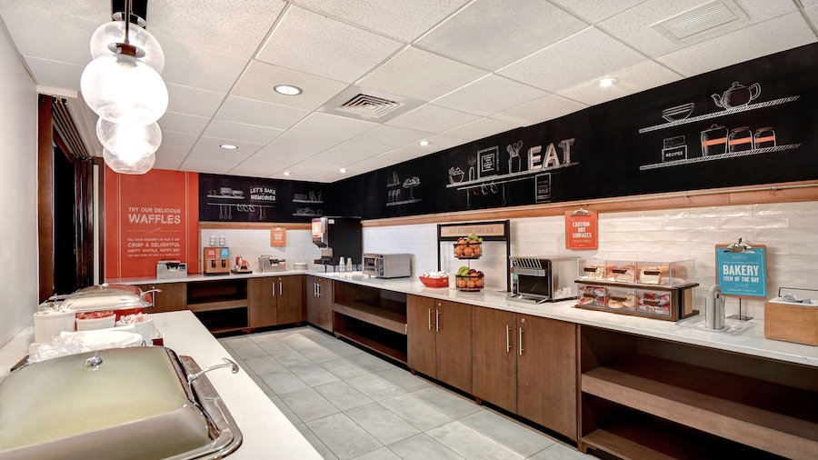 Hampton Inn & Suites Alexandria Old Town Area South