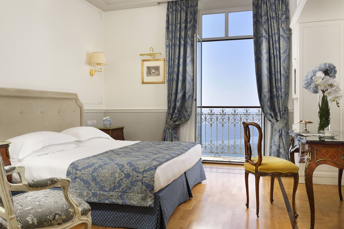 Chambre supérieure double, balcon, vue sur la mer | Literie hypoallergénique, lit avec matelas en mousse à mémoire, minibar