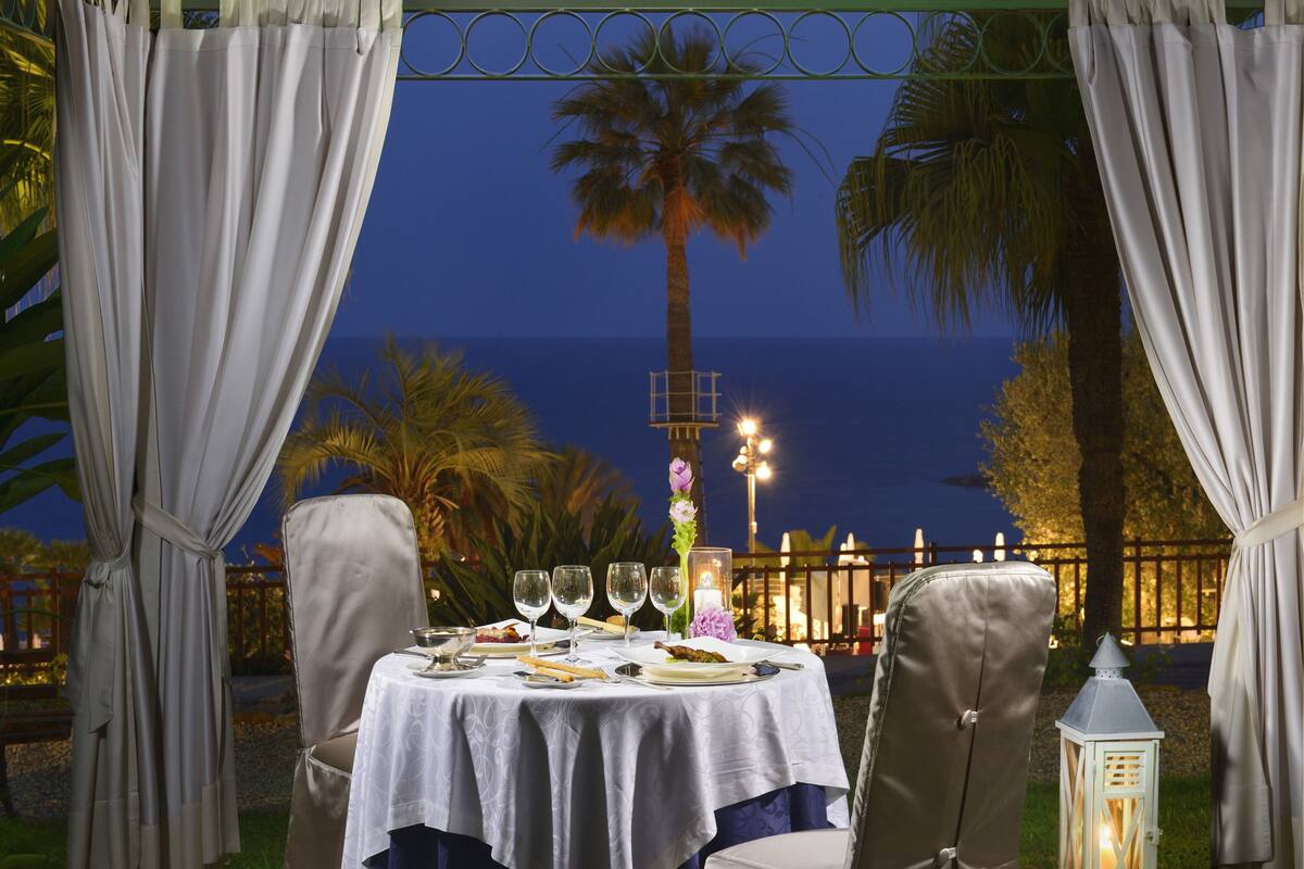 3 restaurants, breakfast served