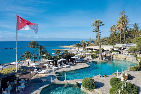Outdoor pool, pool loungers