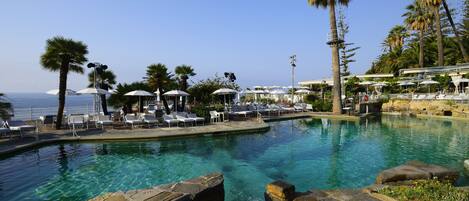 Piscina a l'aire lliure i gandules