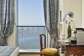 Chambre supérieure double, balcon, vue sur la mer | Literie hypoallergénique, lit avec matelas en mousse à mémoire, minibar