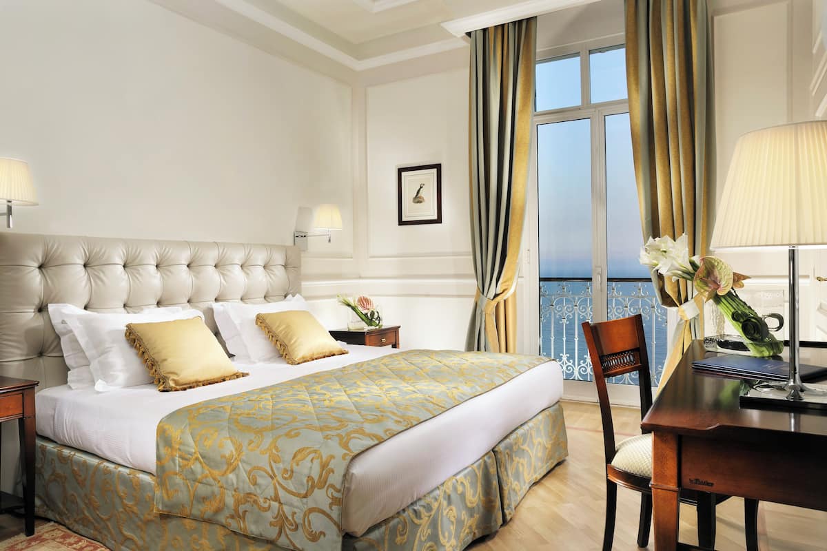 Hypo-allergenic bedding, memory-foam beds, minibar, in-room safe