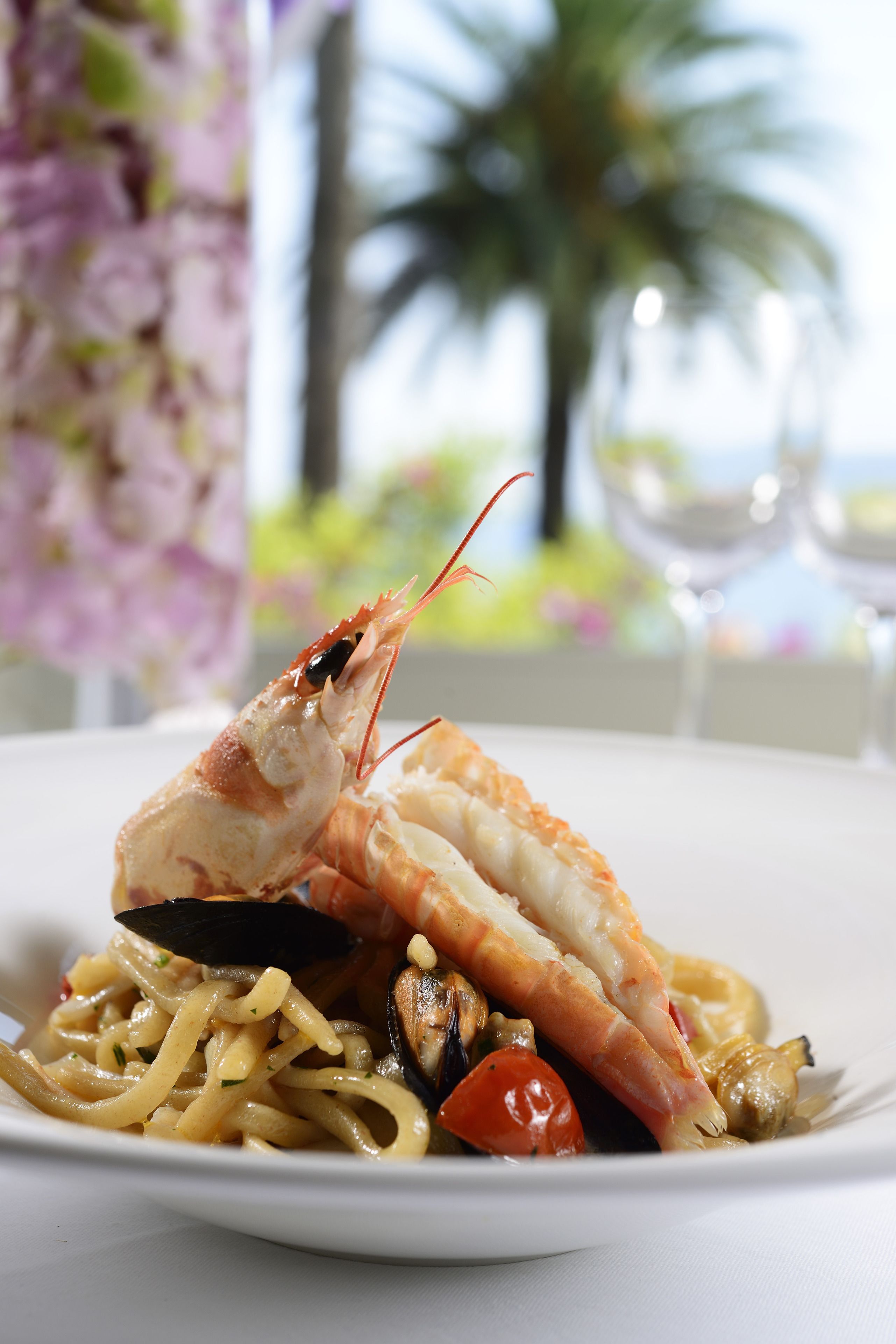 Un piatto di pesce con cozze e gamberi.