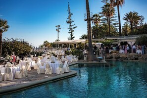 2 bars-salons, bar attenant à la piscine