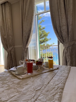 Suite, balcón, vista al mar | Ropa de cama hipoalergénica, camas con efecto memoria y minibar