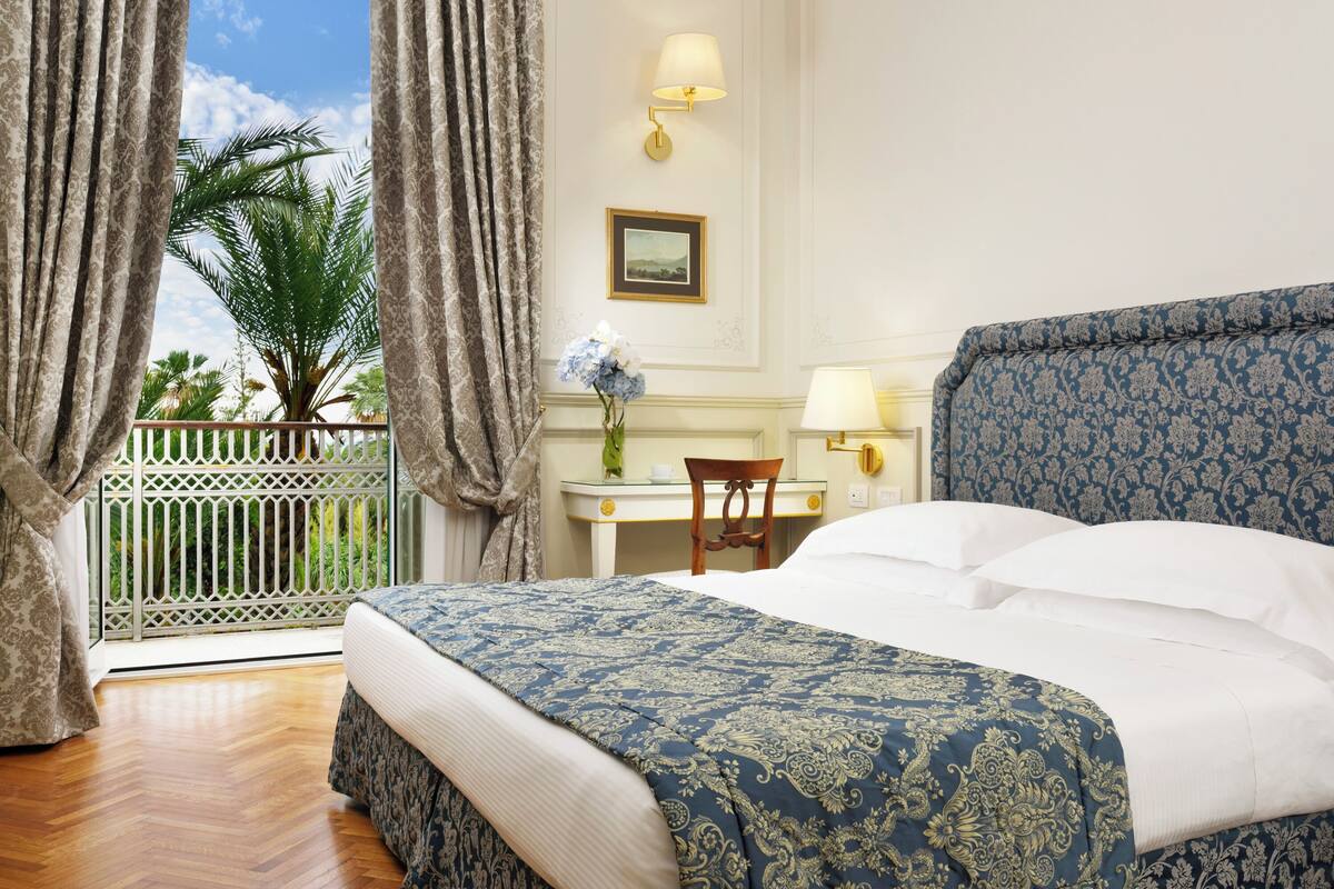 Standard Double Room, Sea View | Hypo-allergenic bedding available, memory foam beds, minibar