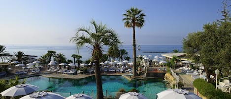 Outdoor pool, sun loungers