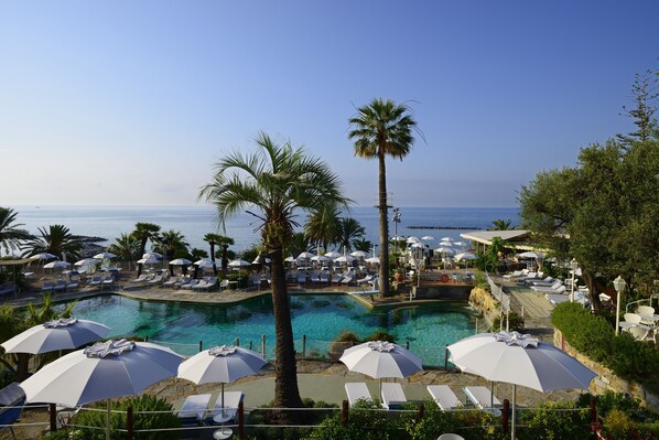 Outdoor pool, sun loungers