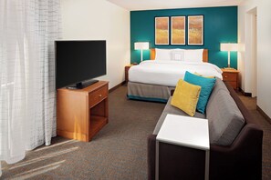 Estudio, 1 cama Queen size y sofá cama | Ropa de cama de alta calidad, escritorio y cortinas blackout