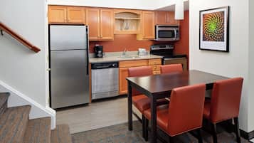 Suite, 1 Double Bed | Private kitchen | Fridge, microwave, stovetop, coffee/tea maker