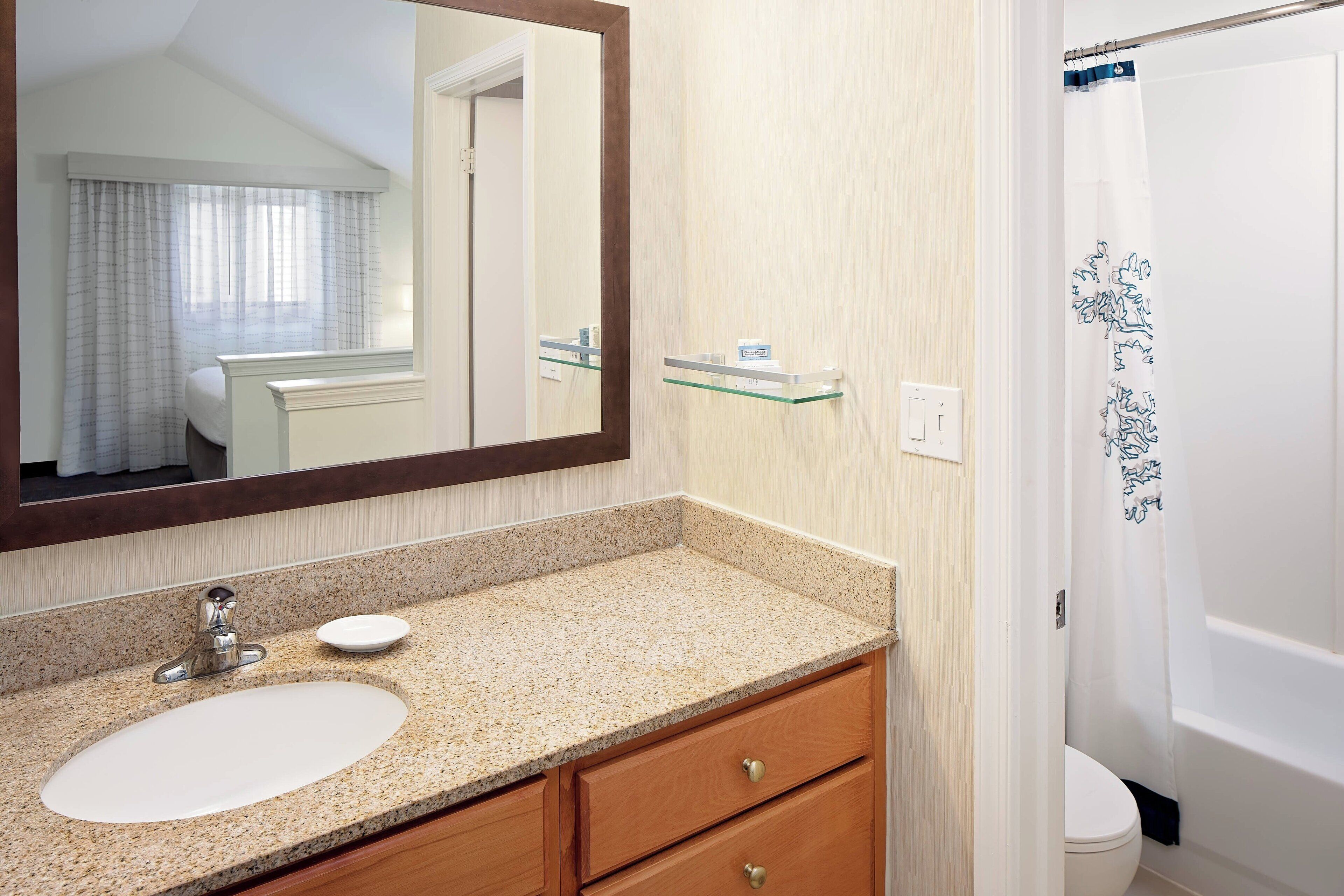 bathtub, deep-soaking bathtub, free toiletries, hair dryer