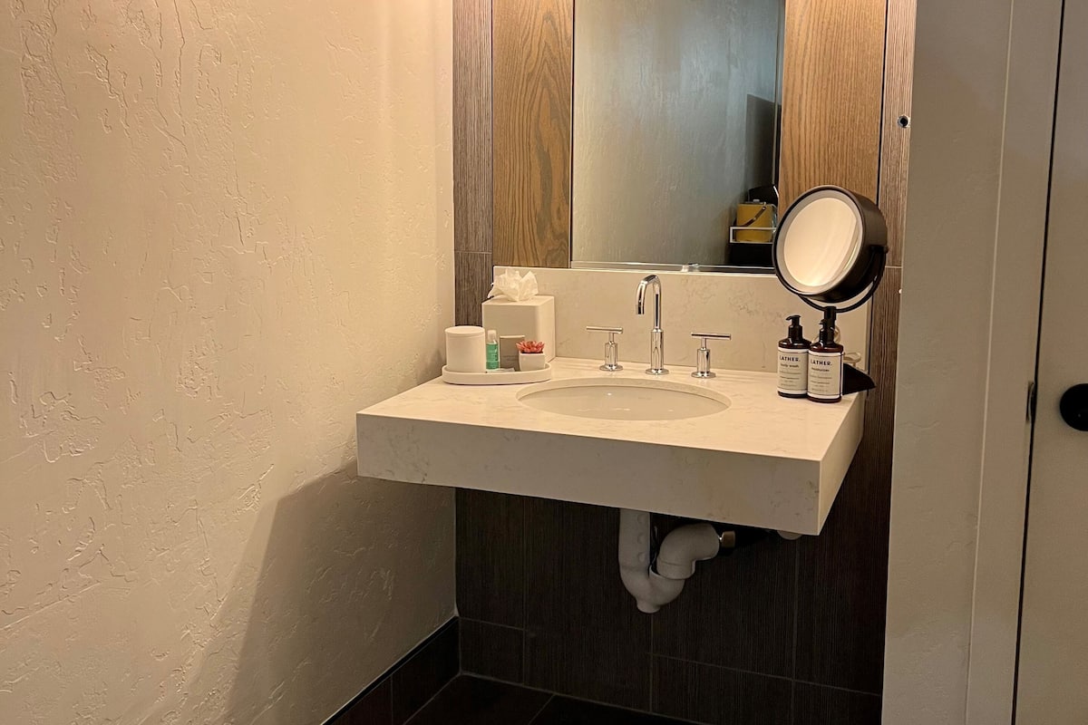 combined shower/bathtub, eco-friendly toiletries, hair dryer, towels