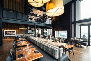 Breakfast, dinner served; American cuisine, pool views