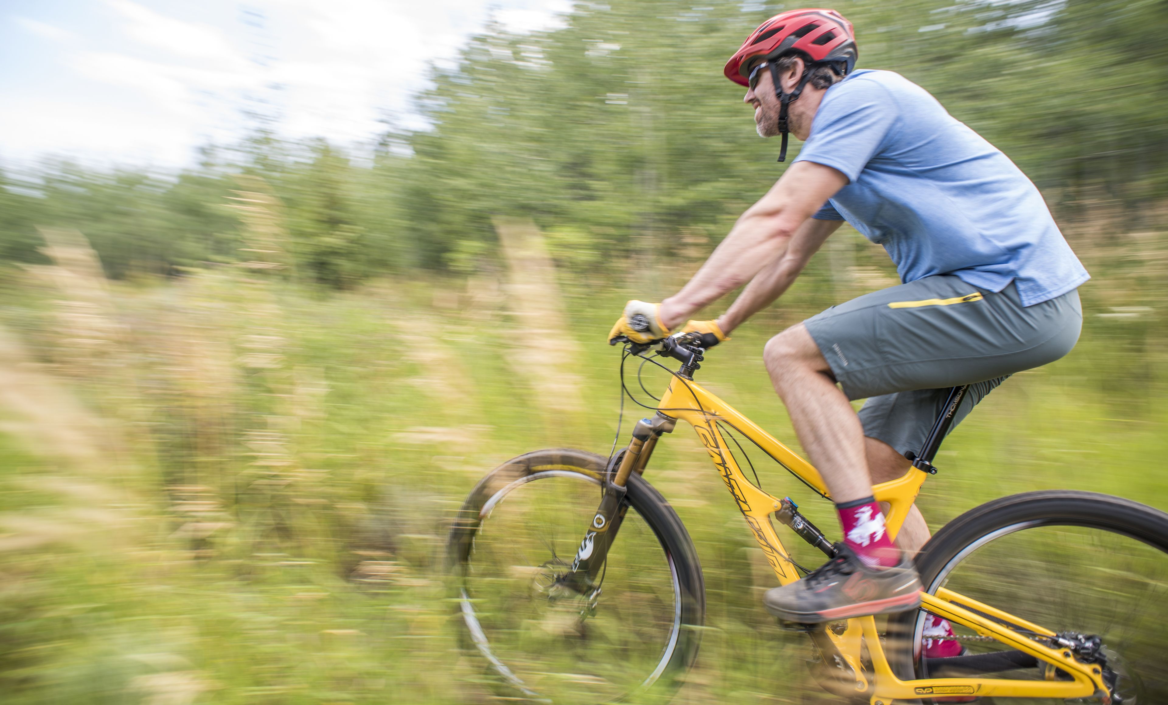 Un cycliste sur un vélo jaune.