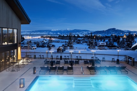 客房, 1 张特大床, 泳池景观 (Continuum) | 客房景观