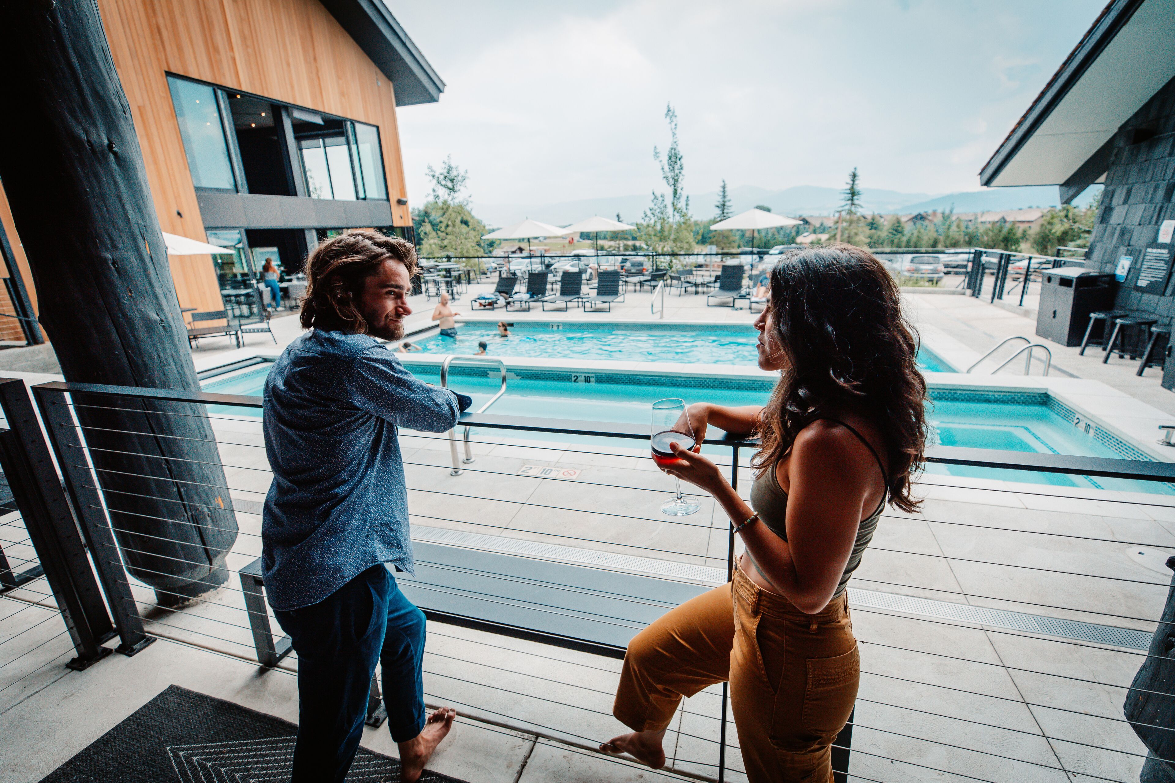 Alberca al aire libre y camastros 