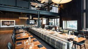 Breakfast, dinner served; American cuisine, pool views 
