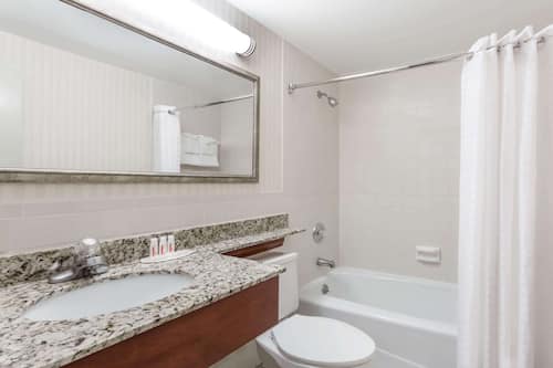 Tina con regadera, amenidades de baño ecológicas, secadora de cabello