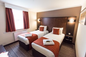 Desk, iron/ironing board, free WiFi, bed sheets - Dragonfly Hotel Colchester (Colchester)