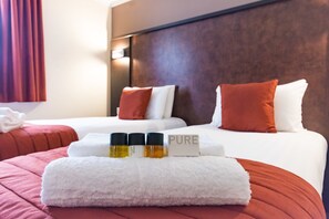 Desk, iron/ironing board, free WiFi, bed sheets - Dragonfly Hotel Colchester (Colchester)