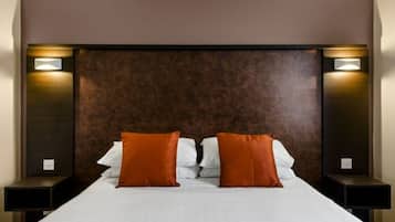 Habitación doble estándar | Escritorio, tabla de planchar con plancha, wifi gratis y ropa de cama
