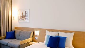 Superior kamer, 1 tweepersoonsbed met slaapbank | Luxe beddengoed, een kluis op de kamer, een bureau, een laptopwerkplek