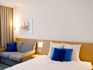 Kamar Superior, 1 Tempat Tidur Double dengan tempat tidur Sofa | Seprai premium, brankas, meja kerja, dan ruang kerja ramah laptop