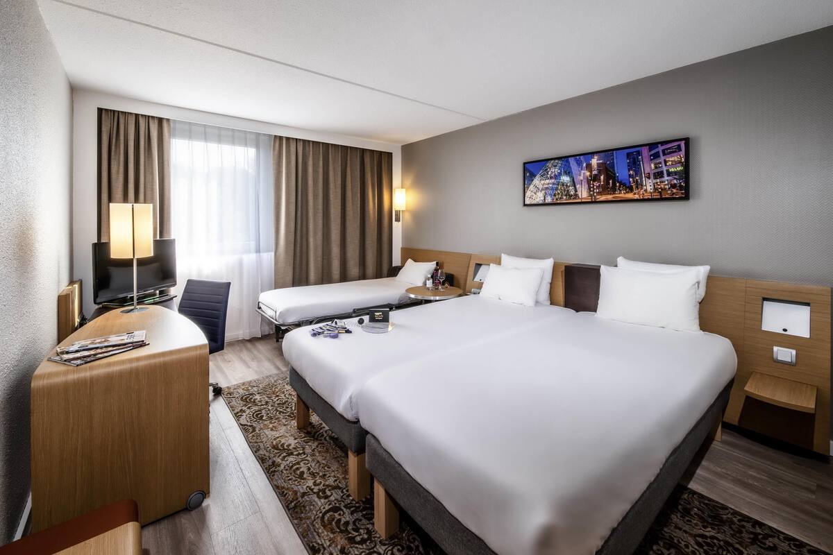 premium bedding, in-room safe, desk, laptop workspace