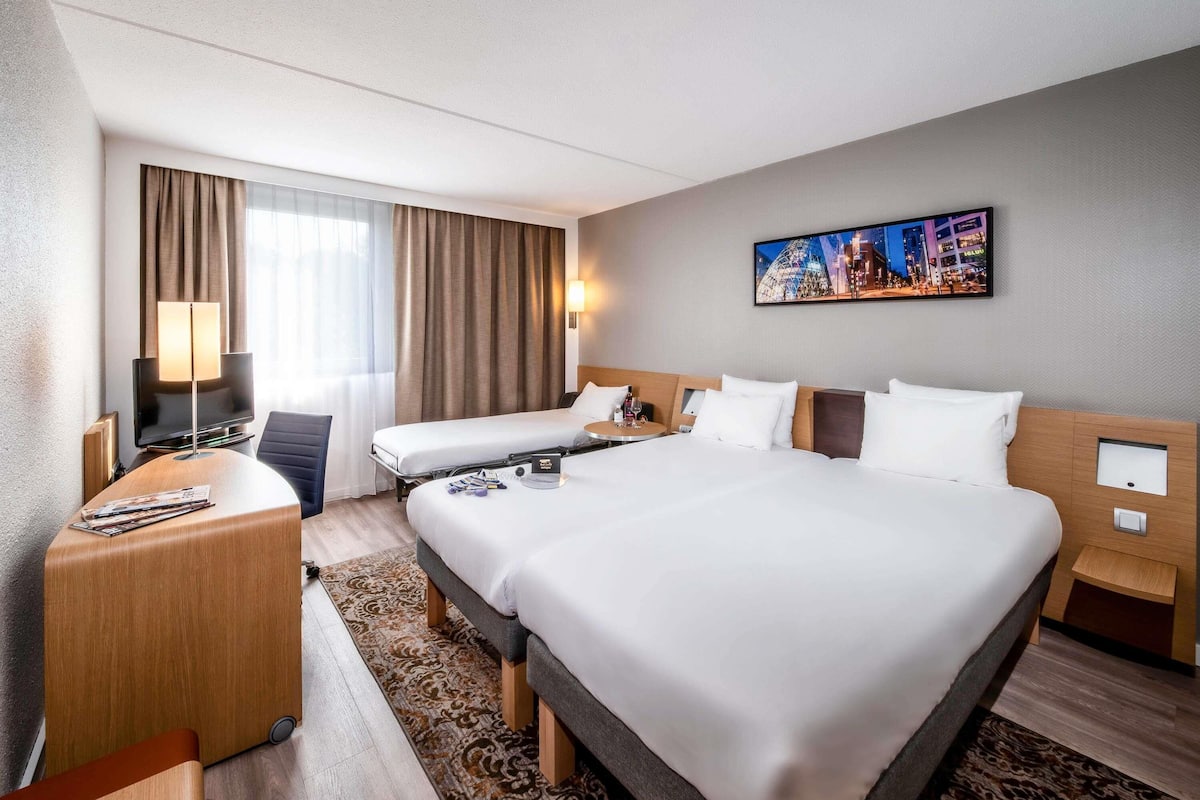 Premium bedding, in-room safe, desk, laptop workspace